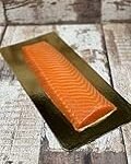 Vergleich asiatischer Delikatessen: Sushi mit Räucherlachs im Fokus Vergleich asiatischer Delikatessen: Sushi mit Räucherlachs im Fokus